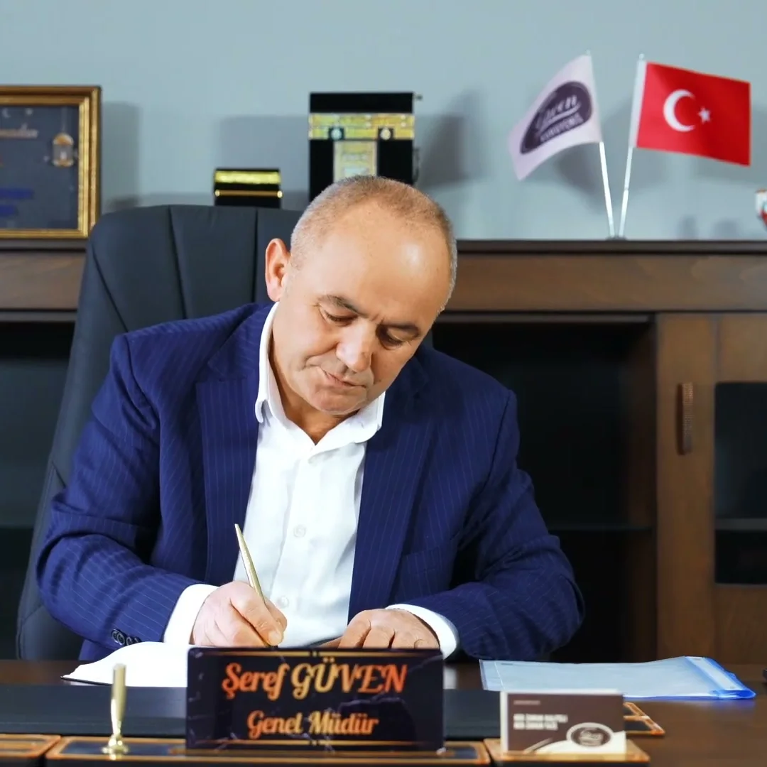 Kurucumuz Şeref Güven çalışma masasında